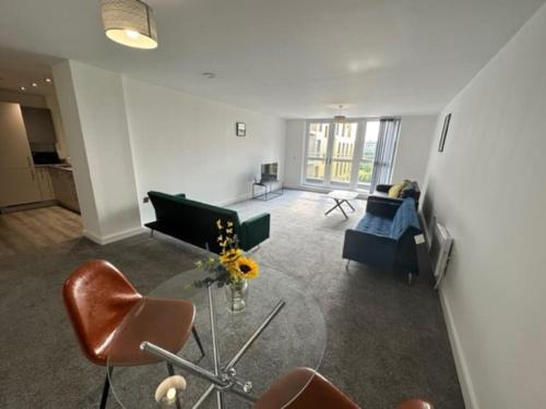XL 2 Bed Central MCR Apt Sleeps 7