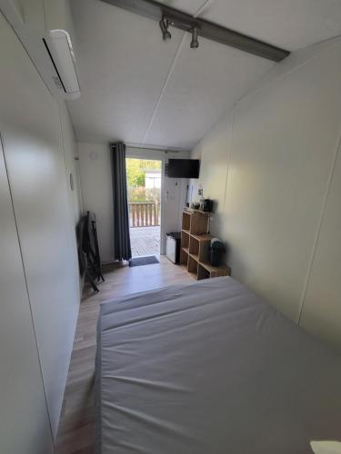 Δωμάτιο, Chambre 51-2 dans une partie de mobil-home au camping in Νιβιγιάκ Δωμάτιο, Chambre 51-2 dans une partie de mobil-home au camping in Νιβιγιάκ