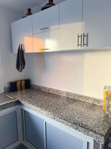 주방, Room in Charming Apartment Locally-Centred in 암세르나트 주방, Room in Charming Apartment Locally-Centred in 암세르나트