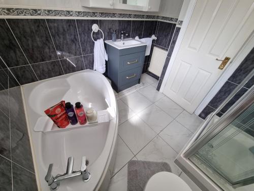 Banyo, Molineux House 4 bed with 2 ensuite bedrooms, sleeps 8, private gated parking, spacious garden, 5 mi in Huyton Banyo, Molineux House 4 bed with 2 ensuite bedrooms, sleeps 8, private gated parking, spacious garden, 5 mi in Huyton