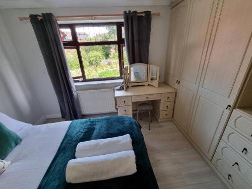 Molineux House 4 bed with 2 ensuite bedrooms, sleeps 8, private gated parking, spacious garden, 5 mi in Huyton Molineux House 4 bed with 2 ensuite bedrooms, sleeps 8, private gated parking, spacious garden, 5 mi in Huyton