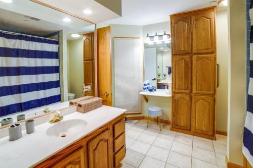 Bathroom, Lakefront Culver Condo with Pool and Beach Access in Plymouth (IN) Bathroom, Lakefront Culver Condo with Pool and Beach Access in Plymouth (IN)