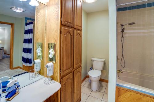 Bathroom, Lakefront Culver Condo with Pool and Beach Access in Plymouth (IN) Bathroom, Lakefront Culver Condo with Pool and Beach Access in Plymouth (IN)