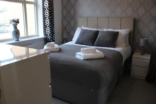 Haven - Spacious Luxury Home perfect for families, couples and contractors! 5mins to Xscape and Junc in Whitwood Haven - Spacious Luxury Home perfect for families, couples and contractors! 5mins to Xscape and Junc in Whitwood