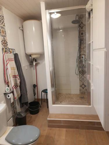 Zuhanyzó, KACHOUR MAZA in Chelles Zuhanyzó, KACHOUR MAZA in Chelles