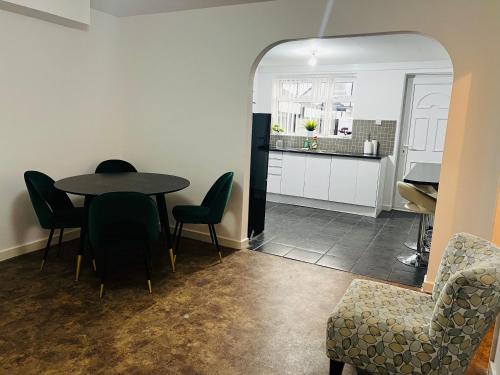 Tesis özellikleri, Liberty Inn Room with sharing toilet and kitchen in Edge Hill Tesis özellikleri, Liberty Inn Room with sharing toilet and kitchen in Edge Hill