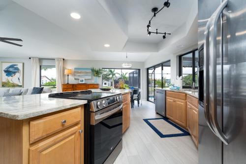 Konyha, Beautiful Private Pool Home In-between Fort Myers Beach and Sanibel Island home in Harlem Heights Konyha, Beautiful Private Pool Home In-between Fort Myers Beach and Sanibel Island home in Harlem Heights