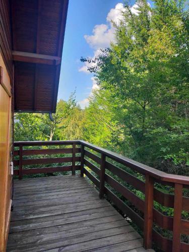 Erkély/terasz, Gite Le Chalet SaintAnthème / Prabouré (Gite Le Chalet SaintAntheme / Praboure) in Saint-Antheme Erkély/terasz, Gite Le Chalet SaintAnthème / Prabouré (Gite Le Chalet SaintAntheme / Praboure) in Saint-Antheme