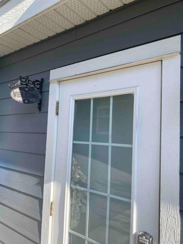 Sweetest Suite Downtown in Salmon Arm (BC) Sweetest Suite Downtown in Salmon Arm (BC)
