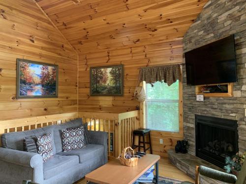 Wears Mountain Lane Cabin 3668 in Pigeon Forge Suburbs Wears Mountain Lane Cabin 3668 in Pigeon Forge Suburbs