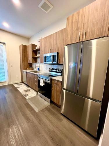 Кухня, Luxury 1 BR Apartment in Аэропорт Лав Филд Кухня, Luxury 1 BR Apartment in Аэропорт Лав Филд