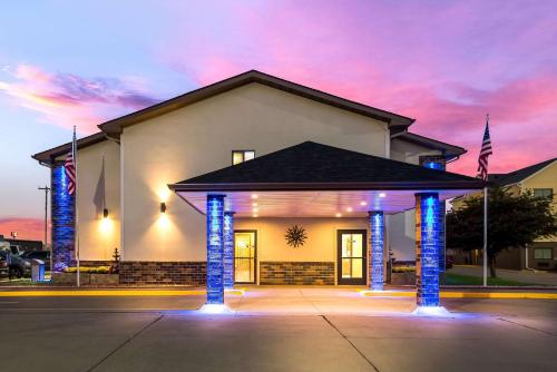 Exterior view, Quality Inn Galesburg near US Highway 34 and I-74 in Galesburg (IL) Exterior view, Quality Inn Galesburg near US Highway 34 and I-74 in Galesburg (IL)