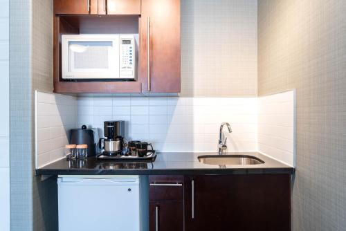 מטבח, Sandman Hotel Red Deer in רד דיר (AB) מטבח, Sandman Hotel Red Deer in רד דיר (AB)