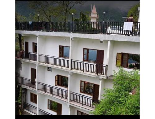 Balkon/teras, Hotel Inder Palace, Mussoorie in Sher Garhi Balkon/teras, Hotel Inder Palace, Mussoorie in Sher Garhi