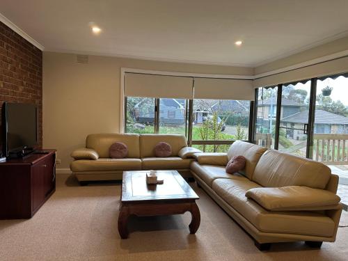 Central Sunbury home with top-hill views, high speed NBN and Netflix ready in 森伯里 Central Sunbury home with top-hill views, high speed NBN and Netflix ready in 森伯里