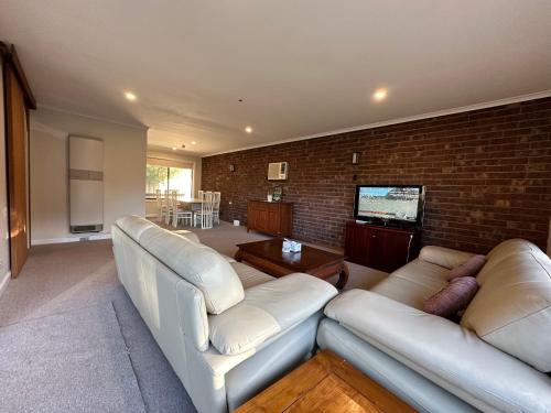 Central Sunbury home with top-hill views, high speed NBN and Netflix ready in 森伯里 Central Sunbury home with top-hill views, high speed NBN and Netflix ready in 森伯里
