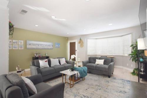 Charming 3BR-1mile to Beach, near Disney/Conv in Huntington Beach (CA) Charming 3BR-1mile to Beach, near Disney/Conv in Huntington Beach (CA)