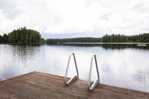 Hirsihuvila yksityisessa niemessa Petajavedella in Petajavesi Hirsihuvila yksityisessa niemessa Petajavedella in Petajavesi