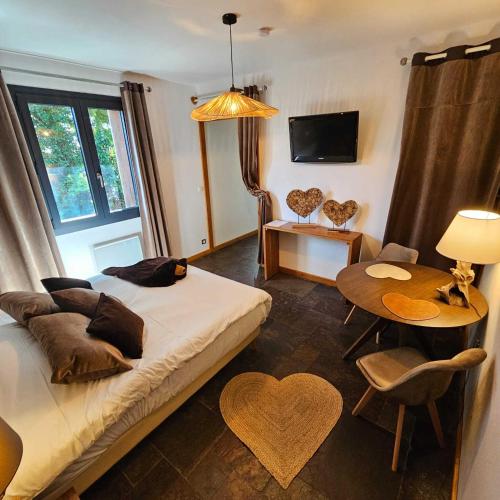 Au Refuge Des 3 Ours - Chambres d'hôtes et cabanes in Essuiles Au Refuge Des 3 Ours - Chambres d'hôtes et cabanes in Essuiles