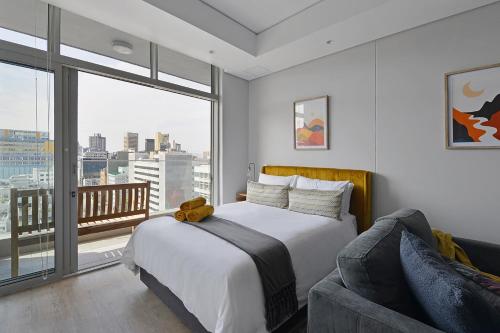 Durra - Sunny 1 Bed Apartment with city views