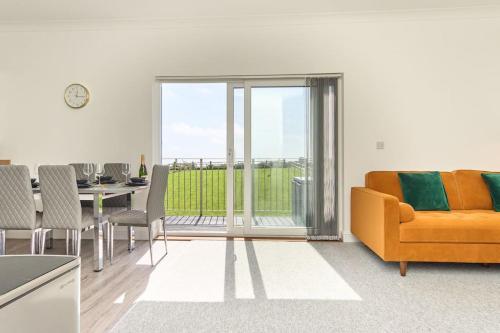 The Penthouse - Stunning 3 Bed Apt With Sea View Glimpses & Parking - The Perfect Choice For Familie in Östra Ventnor The Penthouse - Stunning 3 Bed Apt With Sea View Glimpses & Parking - The Perfect Choice For Familie in Östra Ventnor