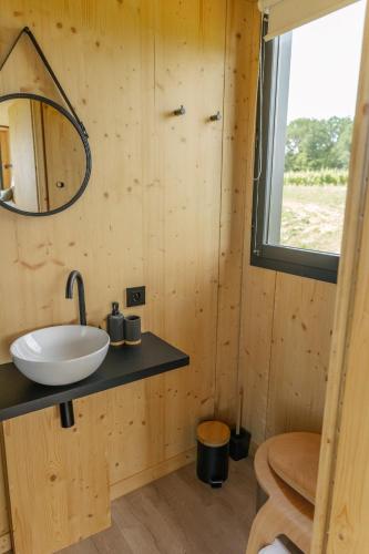 Parcel Tiny House - domaine viticole pres du Perigord in La Roquille Parcel Tiny House - domaine viticole pres du Perigord in La Roquille