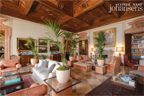 Lobby, Estoril Vintage Hotel in Bairro Marechal Carmona Lobby, Estoril Vintage Hotel in Bairro Marechal Carmona