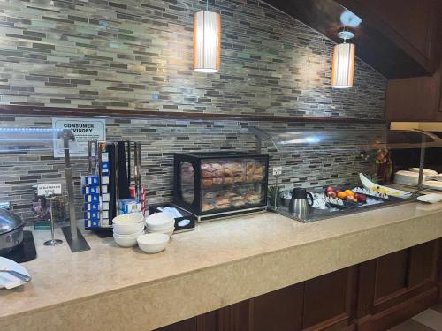 Ресторан, Holiday Inn Orlando East - Ucf Area By IHG in Университет Центральной Флориды Ресторан, Holiday Inn Orlando East - Ucf Area By IHG in Университет Центральной Флориды