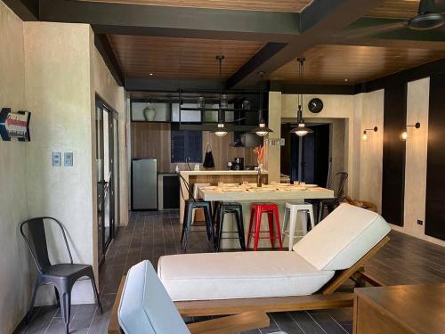 บ้านเดี่ยว 1 ห้องนอน 1 ห้องน้ำส่วนตัว ขนาด 54 ตร.ม. – วาวา (Modern Beachfront Getaway at Canyon Cove Nasugbu) in นาติปวน บ้านเดี่ยว 1 ห้องนอน 1 ห้องน้ำส่วนตัว ขนาด 54 ตร.ม. – วาวา (Modern Beachfront Getaway at Canyon Cove Nasugbu) in นาติปวน