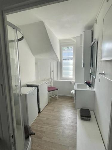 Fürdőszoba, Studio tout confort bien situé (Studio tout confort bien situe) in Fleury-les-Aubrais Fürdőszoba, Studio tout confort bien situé (Studio tout confort bien situe) in Fleury-les-Aubrais