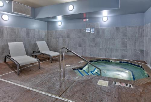 Úszómedence, Holiday Inn Express Hotel & Suites Shakopee By IHG in Shakopee (MN) Úszómedence, Holiday Inn Express Hotel & Suites Shakopee By IHG in Shakopee (MN)