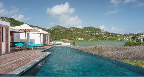 Modern & Warm 5 BR Villa with Infinity Pool in 마리고트 Modern & Warm 5 BR Villa with Infinity Pool in 마리고트