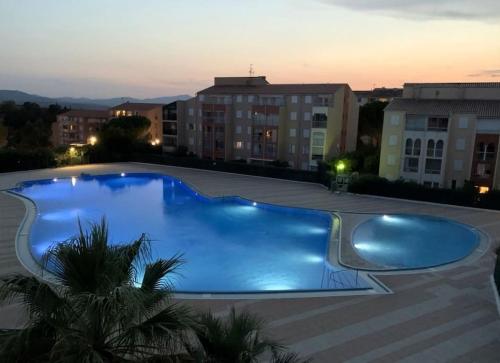 Appartement avec terrasse en rez-de-jardin dans residence avec piscine, tennis et aire de jeux in Frejus City Center Appartement avec terrasse en rez-de-jardin dans residence avec piscine, tennis et aire de jeux in Frejus City Center