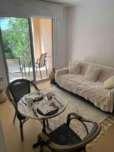 Appartement avec terrasse en rez-de-jardin dans residence avec piscine, tennis et aire de jeux in Frejus City Center Appartement avec terrasse en rez-de-jardin dans residence avec piscine, tennis et aire de jeux in Frejus City Center