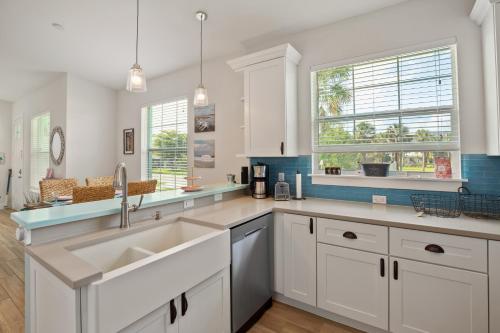 Konyha, Cozy Coastal Cottage at Naples Bay, Pickleball, Botanical Garden in Kelet-Naples Konyha, Cozy Coastal Cottage at Naples Bay, Pickleball, Botanical Garden in Kelet-Naples