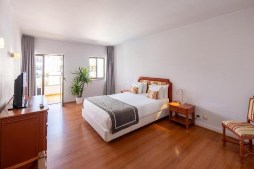 Clube do Lago Hotel in Bairro Marechal Carmona Clube do Lago Hotel in Bairro Marechal Carmona