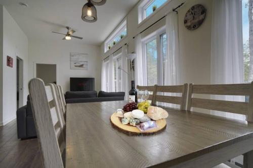 Chalet L'Hérisson (Modern, Spa, BBQ, waterfront) (Chalet L'Herisson (Modern, Spa, BBQ, waterfront)) in 卓特斯(QC) Chalet L'Hérisson (Modern, Spa, BBQ, waterfront) (Chalet L'Herisson (Modern, Spa, BBQ, waterfront)) in 卓特斯(QC)