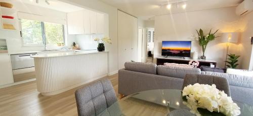 Szolgáltatások, 70 négyzetméteres, 2 hálószobás Apartman 1 fürdőszobával Rose Bay területén (Moments to famous Bondi Beach) in North Bondi Szolgáltatások, 70 négyzetméteres, 2 hálószobás Apartman 1 fürdőszobával Rose Bay területén (Moments to famous Bondi Beach) in North Bondi