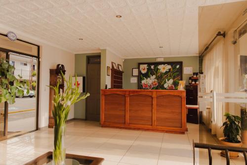 Előcsarnok, Hotel y Restaurante El Guarco in Cartago Előcsarnok, Hotel y Restaurante El Guarco in Cartago