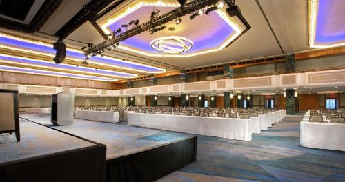 Конференц-зал/Банкетный зал, New York Hilton Midtown Hotel in Мидтаун-Вест Конференц-зал/Банкетный зал, New York Hilton Midtown Hotel in Мидтаун-Вест