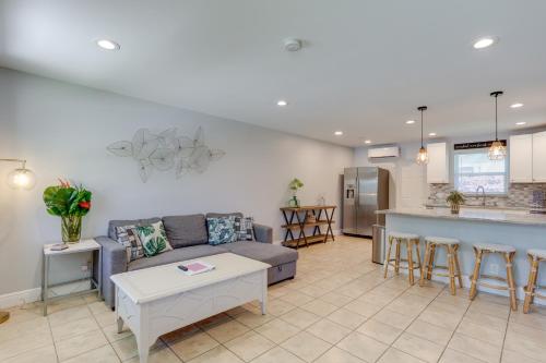 Pet-Friendly Palm Beach Pad - 1 Mi to the Ocean! in North Palm Beach (FL) Pet-Friendly Palm Beach Pad - 1 Mi to the Ocean! in North Palm Beach (FL)