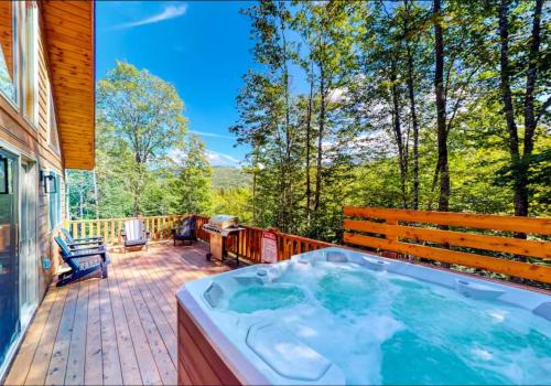 Hot tub, Kingslanding Cabin in Carrabassett Valley (ME) Hot tub, Kingslanding Cabin in Carrabassett Valley (ME)
