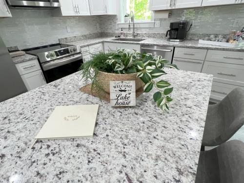 Gardner Lake 2 Queen/1King/2 Bath/Laundry- Private in Uncasville (CT) Gardner Lake 2 Queen/1King/2 Bath/Laundry- Private in Uncasville (CT)