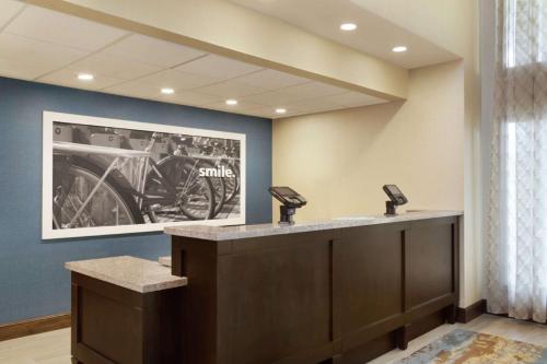Előcsarnok, Hampton Inn & Suites Springdale in Springdale (AR) Előcsarnok, Hampton Inn & Suites Springdale in Springdale (AR)