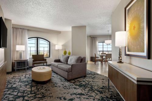 Embassy Suites Dallas Dfw Airport North Outdoor World Hotel in Grapevine Embassy Suites Dallas Dfw Airport North Outdoor World Hotel in Grapevine