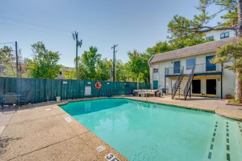 Dallas Vacation Rental Condo with Community Pool! in Хайленд-Парк Dallas Vacation Rental Condo with Community Pool! in Хайленд-Парк