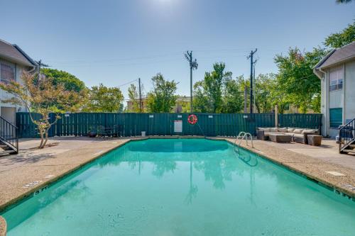 Dallas Vacation Rental Condo with Community Pool! in Хайленд-Парк Dallas Vacation Rental Condo with Community Pool! in Хайленд-Парк
