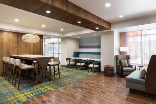 Lobby, Hampton Inn Oakhurst-Yosemite in Oakhurst (CA) Lobby, Hampton Inn Oakhurst-Yosemite in Oakhurst (CA)