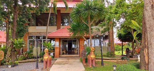 Uthai River Lake Resort in Uthai Thani Uthai River Lake Resort in Uthai Thani