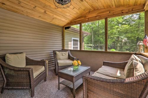 Steps to River Big Bass Lake House with Grill! in إيستون Steps to River Big Bass Lake House with Grill! in إيستون